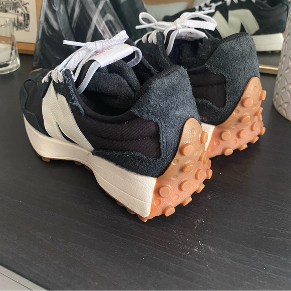 New Balance 327 Black and White Athletic Shoes - Picture 2 of 11